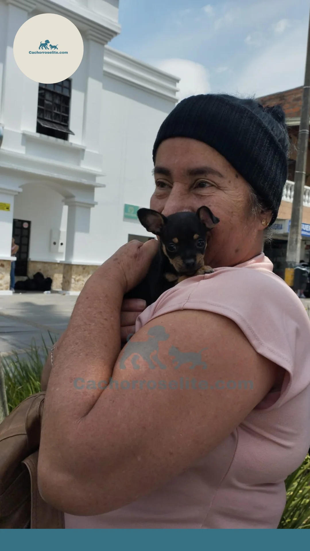 persona feliz con cachorro pinscher Clientes felices cachorroselite