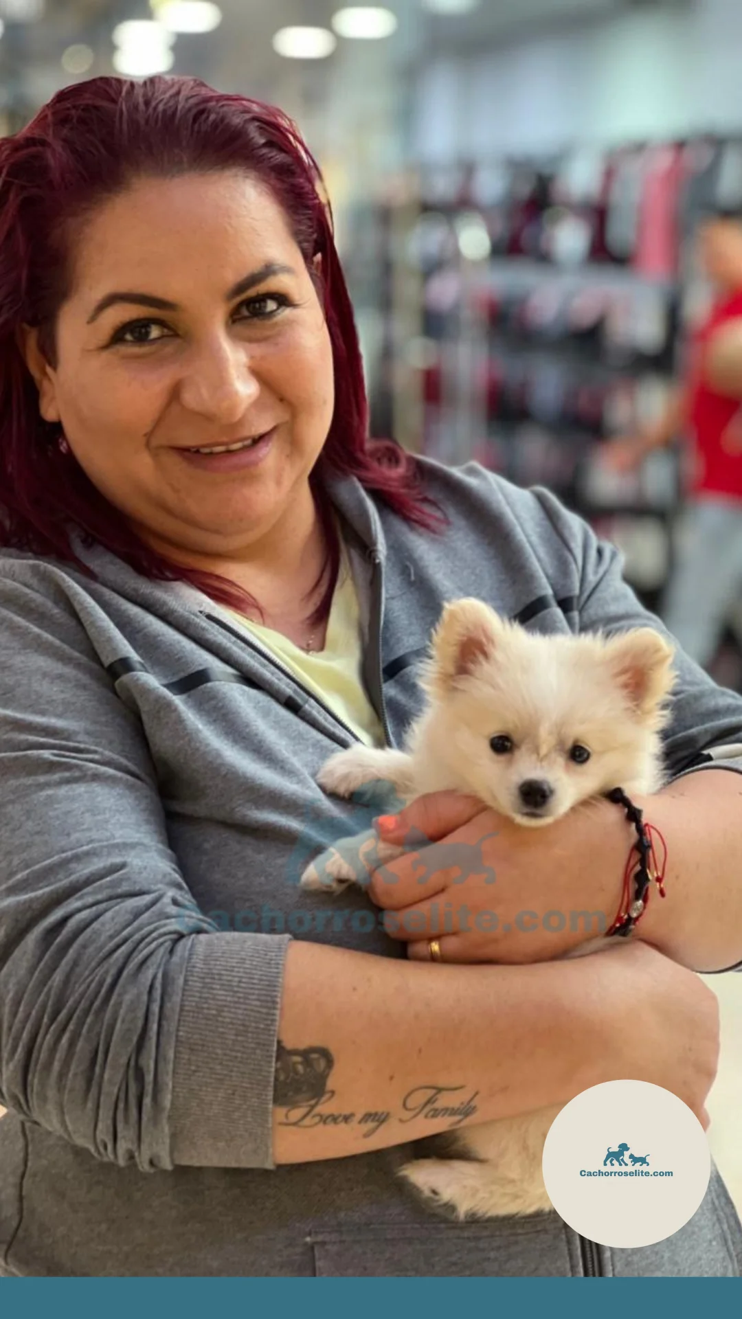 persona feliz con cachorro pomerania mini blanca Clientes felices cachorroselite