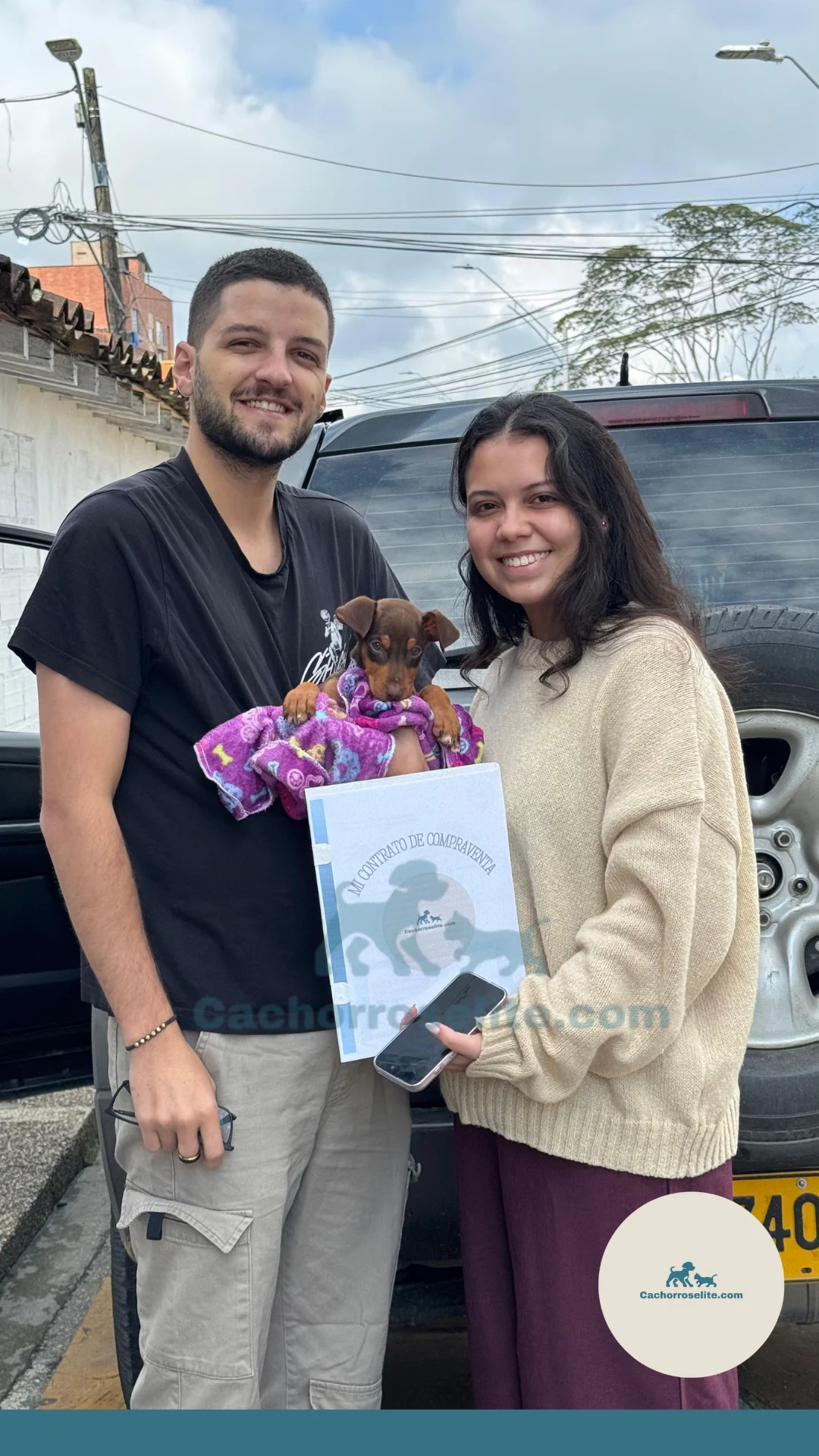 persona feliz con cachorro doberman Clientes felices cachorroselite